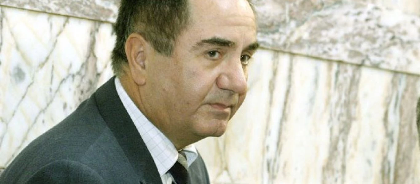 Ο Θεόδωρος Κατσανέβας τραγουδάει τα κάλαντα στο Twitter αλλά... δεν κέρδισε το κοινό (βίντεο)